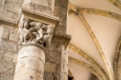 Decorazioni scultoree in un capitello dell'abbazia di Fleury a Saint-Benoit-sur-Loire (Francia).

