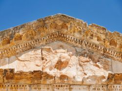 Le decorazioni scultoree nella cornice del frontone in un antico edificio di Dougga, Tunisia.



