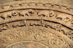 Decorazioni scultoree nell'antica città di Polonnaruwa, Sri Lanka.
