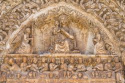 Decorazioni scultoree sulla facciata del duomo di Altamura, Puglia. La facciata della cattedrale è finemente decorata con il portale in pietra del XIV° secolo su cui sono scolpite ...