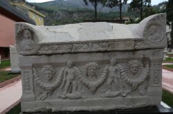 Decorazioni su una tomba in pietra al Museo Archeologico di Amasya, Turchia - © prdyapim / Shutterstock.com
