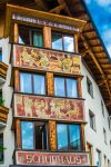 Decorazioni sulla facciata di un edificio nel cuore di Zell-am-See, Austria - © trabantos / Shutterstock.com