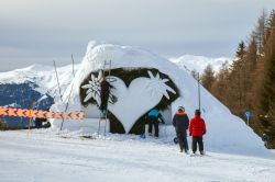 Decorazioni sulla neve allo ski resort di La Plagne, Francia.
