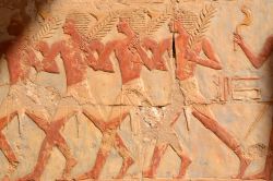 Decorazioni sulle pareti del Tempio di Hatshepsut, presso Luxor (Egitto).
