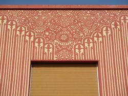 Decori sulla facciata di un edificio della città di Melilla, Spagna.

