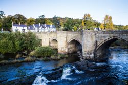 Una vista sul famoso Dee Bridge che attraversa il fiume Dee nella cittadina di Llangollen (Galles).