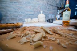 Degustazione di Formaggio di fossa in una cantina di Sogliano al Rubicone in Emilia-Romagna
