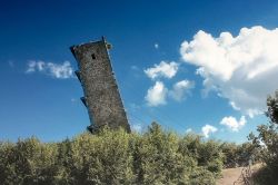 Dei tiranti impediscono alla Torre Pendente di Vernazzano, in Umbria, di crollare al suolo - © Cristianopelagracci - CC BY-SA 3.0, Wikipedia