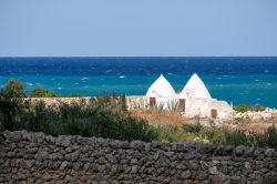 Dei trulli sulla costa vicino a Monopoli in Puglia. - © Lois GoBe / Shutterstock.com