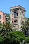 Deiva Marina, La Spezia, Liguria: un edificio abbandonato nel centro storico del borgo marinaro - © Fabio Caironi / Shutterstock.com