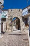 Porta Scarano, parte dell'antica cinta miuraria di Deliceto, Puglia. Un tempo il paese era racchiuso entro le mura, come da tradizione medievale.