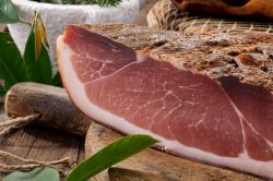 Speck della val Gardena da consumare durante le principali feste della vallata in Trentino Alto Adige