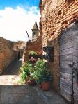 Denro a Cupra Alta, borgo sulla costa delle Marche. Siamo nel villaggio medievale, l'antica Marano. Da qui, fra vicoli e viuzze fiorite, si gode uno splendido panorama sul mare e sulla Riviera ...