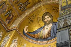 Dentro alla Cattedrale di Monreale: il mosaico del Cristo Pantocratore