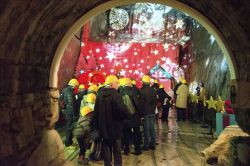 Dentro alla cava di Ornavasso: qui viene allestita la Grotta di Babbo Natale © www.grottadibabbonatale.it
