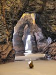 Dentro alle Cattedrali del mare a Ribadeo in Galizia, Spagna. Per vederle in questo modo bisogna recarsi qui durante la fase di bassa marea