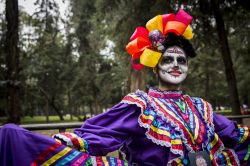 Il desfile del Día de Muertos si svolge nelle strade di Città del Messico con la partecipazione di carri allegorici, marionette, calaveras e catrinas. 