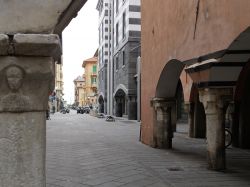Dettagli architettonici del centro di Chiavari, Liguria. Passeggiare nella parte vecchia della cittadina ligure è una delle esperienze più interessanti da effettuare. Attraverso ...