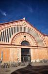 Dettagli architettonici del mercato al coperto di Tortosa, Spagna. Da notare la decorazione della facciata che richiama lo stile tipicamente arabeggiante.

