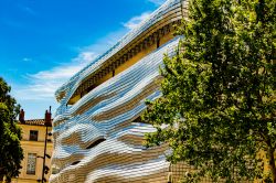 Dettagli architettonici del Museo della Romanità di Nimes, Francia. L'edificio evoca una toga romana tramite la facciata drappeggiata realizzata grazie a pannelli rivestiti di mosaici ...