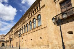 Dettagli architettonici del Palacio de los Condes de Gomara a Soria, Spagna. Costruito da Francisco Lopez de Rio y Salcedo, l'edificio risale al 1592.


