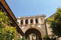 Dettagli architettonici della chiesa di Lerino, isola di Saint Honorat, Cannes.

