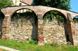 Dettagli architettonici della fortificazione religiosa di Biertan, Transilvania, Romania. Le possenti mura in pietra a difesa della cittadella hanno fatto di questo villaggio uno dei più ...