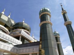 Dettagli architettonici della Masjid Kristal a Kuala Terengganu, Malesia. La sua cupola è un famoso simbolo della città.
