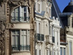 Dettagli architettonici di un antico edificio a Narbonne, Francia. Nel suo centro storico sono conservate numerose testimonianze di stili e epoche differenti.
