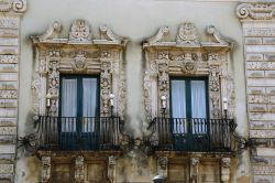 Dettagli architettonici di un palazzo in stile barocco a Acireale, Sicilia.
