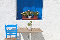 Dettagli blu nell'architettura delle case greche, isola di Tino (Grecia).



