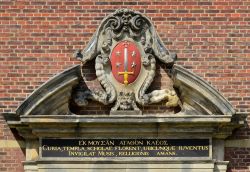 Dettagli decorativi della porta d'ingresso di un edificio nella città di Haarlem, Olanda. Si tratta della sede del Museo Frans Hals fondato nel 1862 - © joachim affeldt / Shutterstock.com ...