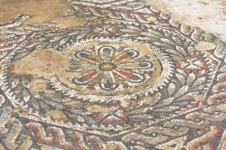 Dettagli del mosaico nei Bagni di Licinio (o Bagni Invernali) nel sito di Dougga, Tunisia - © Cortyn / Shutterstock.com