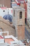 Dettagli della chiesa del Salvatore a Sagunto, Spagna: la torre del campanile ha base rettangolare.



