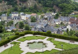 Dettagli della città storica di Fougères, Bretagna, Francia. Costruita lungo il corso del fiume Nancon, questa cittadina nel nord-ovest della Francia ospita tracce evidenti del ...