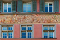 Dettagli della facciata di un palazzo a Rapperswil-Jona, Svizzera. Siamo sulle sponde del lago di Zurigo - © Goran Bogicevic / Shutterstock.com