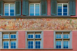 Dettagli della facciata di un palazzo a Rapperswil-Jona, Svizzera. Siamo sulle sponde del lago di Zurigo - © Goran Bogicevic / Shutterstock.com
