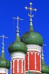 Dettagli delle cupole e delle torri dell'orologio di una chiesa in Uglich, Russia.


