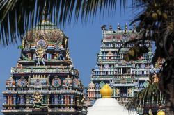 Dettagli delle ricche decorazioni dello Sri Siva Subramaniya Swami Hindu Temple a Nadi, Figi.
