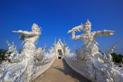 Dettagli delle sculture al Tempio Bianco di Chiang Rai, Thailandia - © Sitthichai Kaewkam / Shutterstock.com