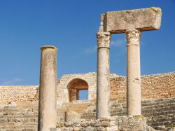 Dettagli di archeologia nell'antica città di Dougga, Tunisia. Qui sono conservati numerosi resti di monumenti punici, numidi e romani.
