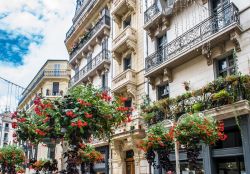 Dettagli di architettura residenziale a Tolone, Francia. Questo antico edificio è impreziosito da archi, modanature e balconi dalle ringhiere elaborate.

