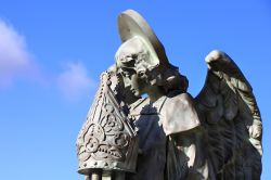 Dettagli di sculture religiose al palazzo di Gaudi ad Astorga, Spagna.

