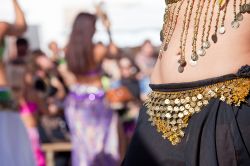 Dettagli di un abito da ballerina all'Almossasa Festival, Marvao, Portogallo - © Juan Aunion / Shutterstock.com