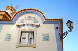 I dettagli di una casa a Ericeira, Portogallo. Decorazioni pittoriche e lavorazioni architettoniche impreziosiscono la facciata di questa bella abitazione del centro storico della città ...