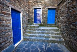 Dettagli in azzurro nell'architettura della città di Piodao, Portogallo - Le tipiche porte azzurre e blu delle case di questo suggestivo borgo montano del Portogallo che, grazie al ...