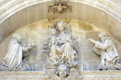 Dettagli scultorei della Collegiale di Notre Dame a Villeneuve-les-Avignon (Francia).
