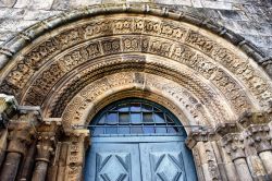 Dettagli scultorei della porta d'ingresso del monastero di Paderne a Melgaco, Portogallo. Costruita inizialmente in pietra calcarea, questa chiesa è riuscita a resistere alle varie ...