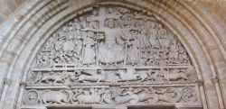 Dettagli scultorei nella chiesa di San Pietro a Beaulieu-sur-Dordogne (Francia): il timpano dell'edificio religioso è caratterizzato dalla rappresentazione del Giudizio Universale. ...