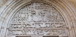 Dettagli scultorei nella chiesa di San Pietro a Beaulieu-sur-Dordogne (Francia): il timpano dell'edificio religioso è caratterizzato dalla rappresentazione del Giudizio Universale. ...